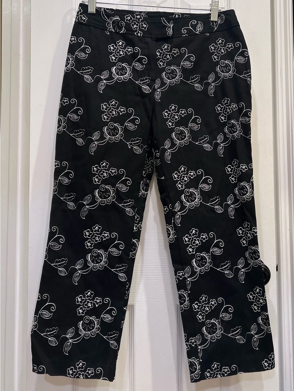 Womens Black Floral Embroidered Cropped Pant size 6